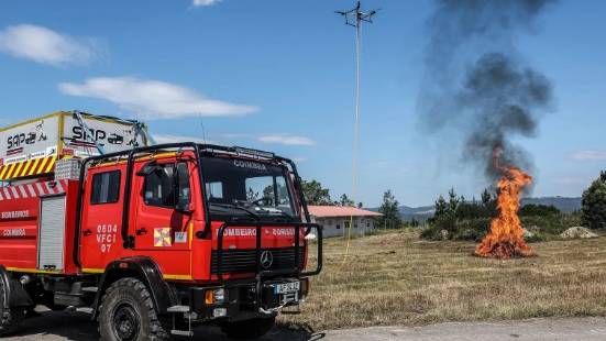 Un nouveau drone de lutte contre les incendies qui éteint les flammes par le haut est testé au Portugal