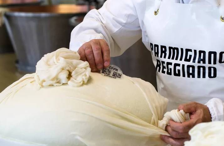 Les producteurs de Parmigiano Reggiano introduisent des micro-traceurs