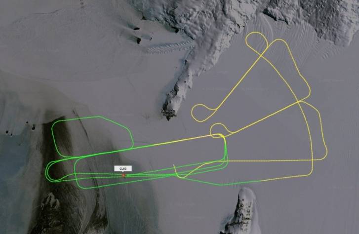 Un avion Challenger effectue un vol d'étalonnage et d'essai pour le McMurdo TLS